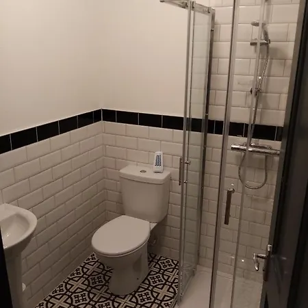 Large Townhouse In The Heart Of No 12 *