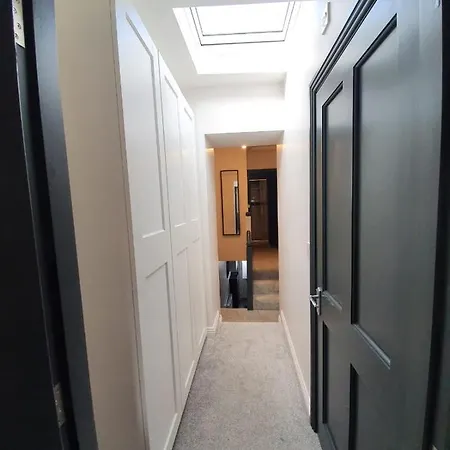 Large Townhouse In The Heart Of No 12 *