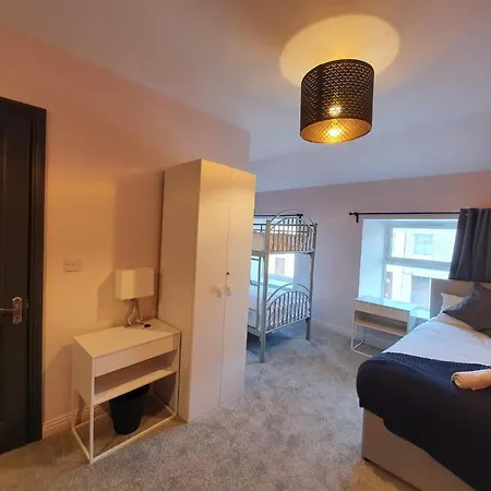 Large Townhouse In The Heart Of No 12 *